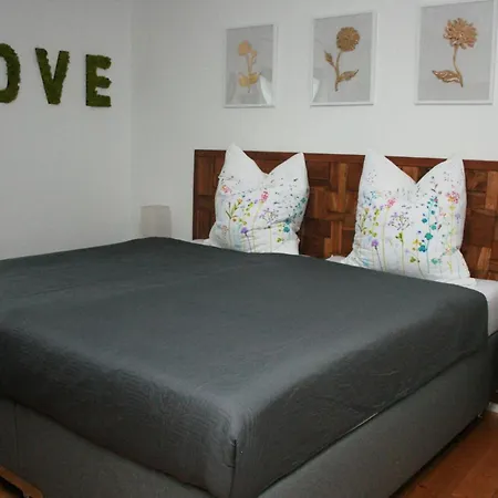 Idyllische - Mit Garten Und Sauna Apartmán *